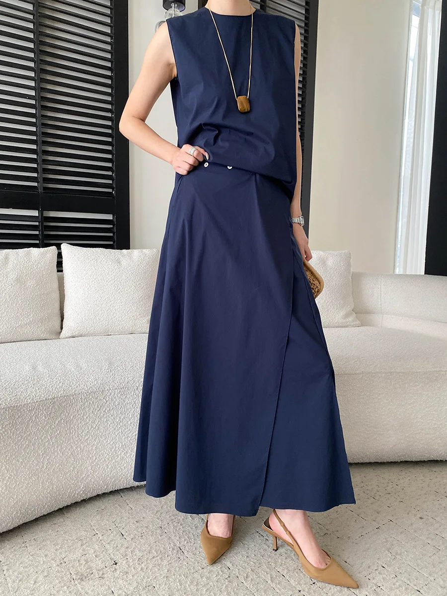 Frühlings- und Sommer-Damen-Set: Lässiges, einfarbiges, unregelmäßig designtes, ärmelloses Westen-Shirt mit Rundhalsausschnitt und Halbrock. – Detail 17