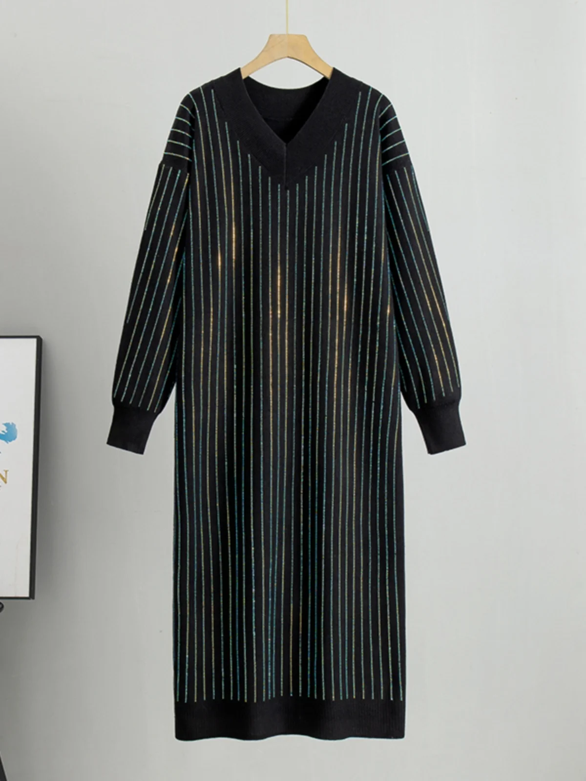 Vestido de Suéter Solto de Manga Longa com Decote em V e Efeito Emaecedor, Camada Base Interna, Saia Longa, Novo Estilo Pri...