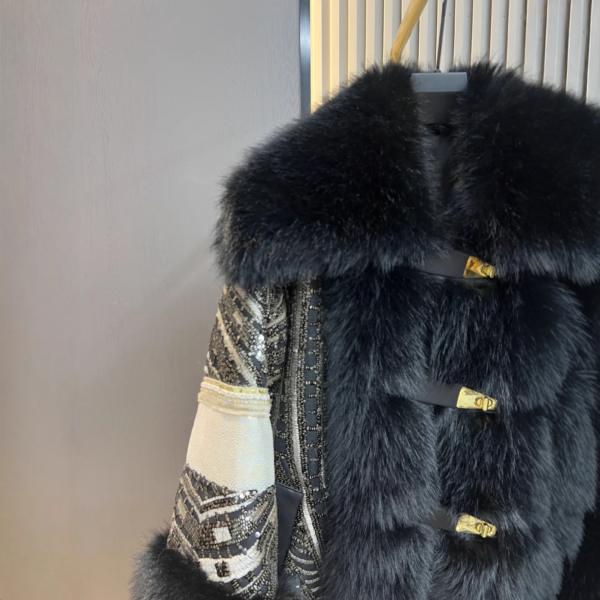 2025 خريف شتاء جديد فو الثعلب معطف الفرو المألوف أنيق النسخة الكورية الثقيلة الترتر العصرية سترة نسائية معطف فروي