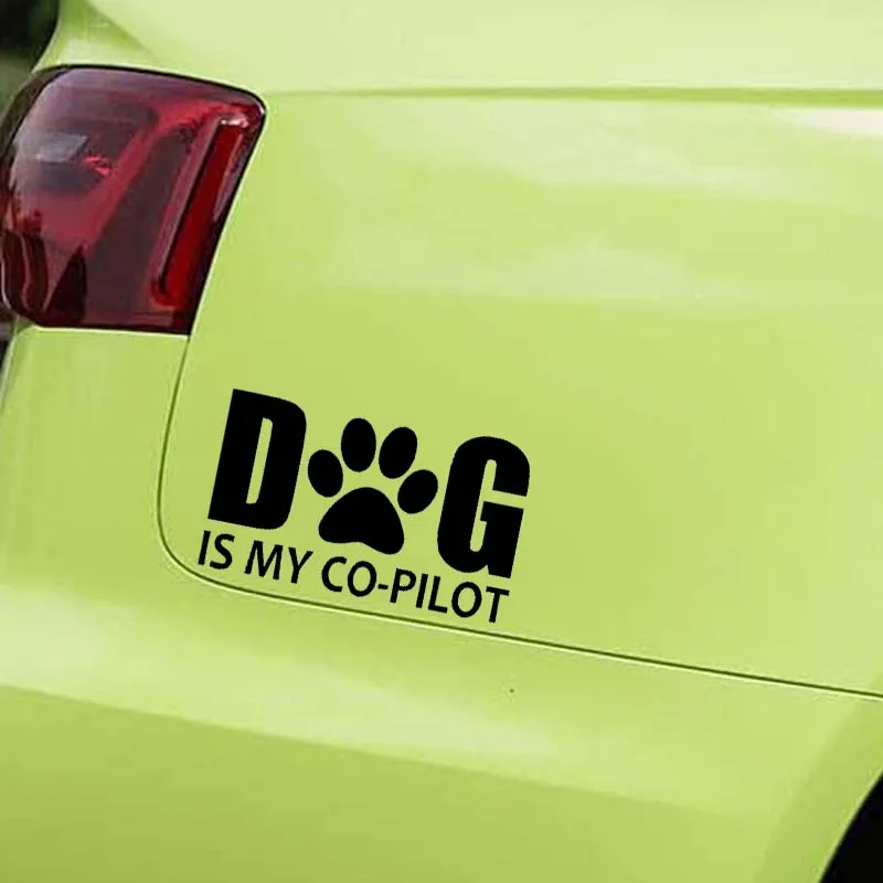 DOG IS MY CO-PILOT Car Sticker Fashion Animal Auto accessori decalcomania impermeabile PVC Cars Door Window Decoration decalcomanie per la protezione solare