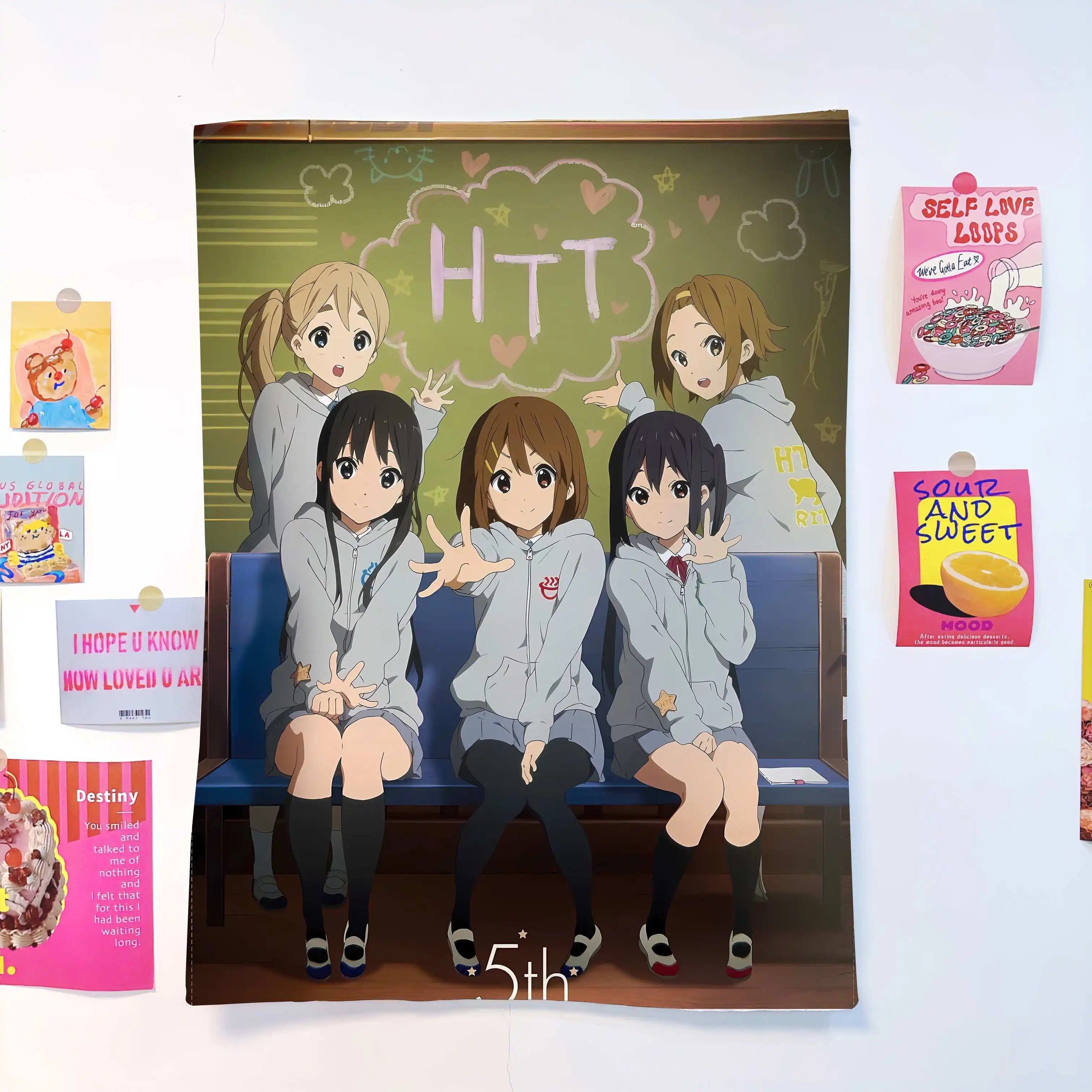 Japan Classic Anime K-On Anime Wandteppich Hippie Blumen Wandteppiche Wohnheim Dekor Günstige Hippie Wandbehang
