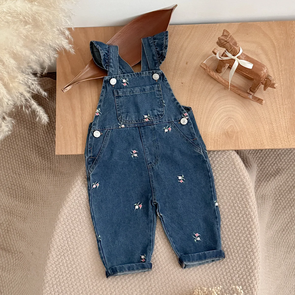 Blumenmuster-Blusenset mit Rüschenkragen für Babymädchen, 2-teiliges Outfit mit Jeans-Overall und Blumenstickerei für Kleinkinder – Detail 3