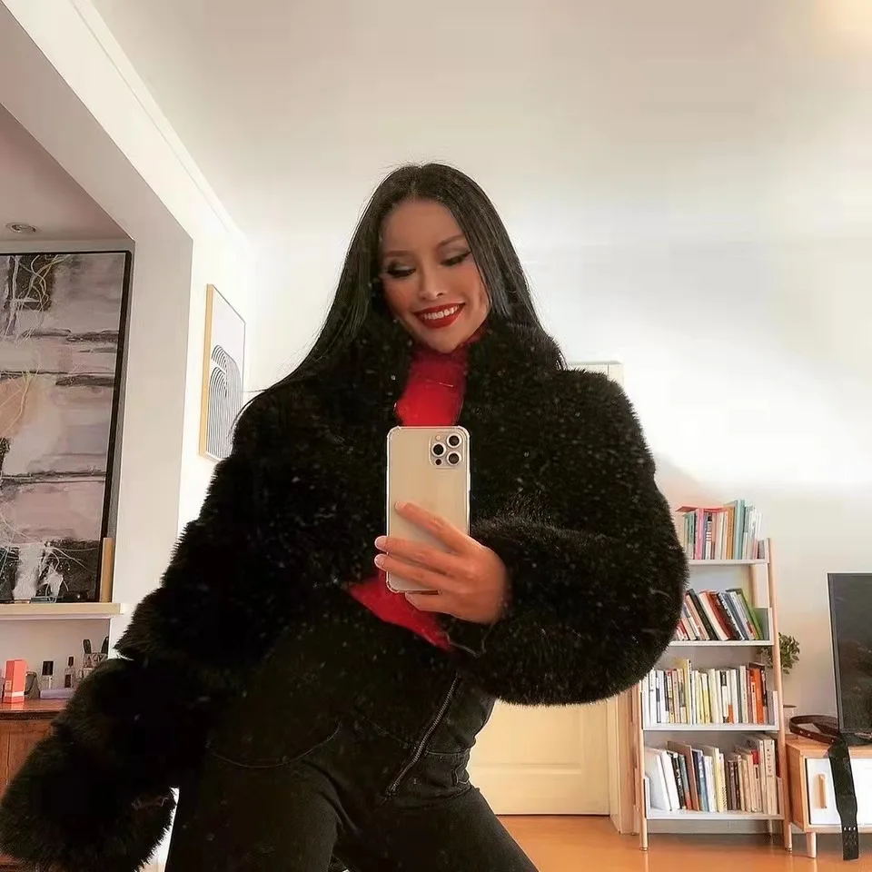 Elegancka zimowa damska kurtka ze sztucznego futra, jednolity kolor, futrzany kołnierz, kurtka z ekoskóry dla kobiet, krótki futrzany płaszcz puchowy dla pań.