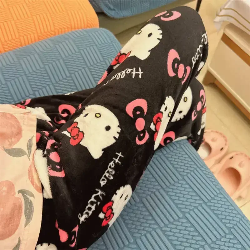 Verdicken Sie Hello Kitty Pyjamahose Sanrio Anime Fleece Doppelter elastischer Stoff Weiche Hose Damenhose Cartoon Geburtstagsgeschenk