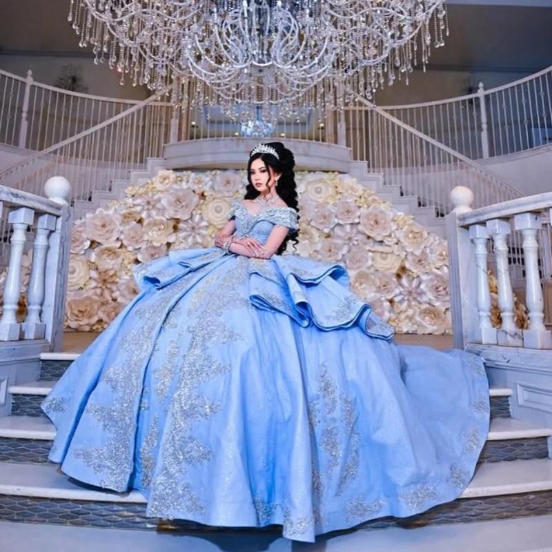 Vestido de Quinceañera Azul Luxuoso, Ombros Descidos, Decalque de Cristal com Lantejoulas, Camadas, Cauda Longa, Laço, Vestidos de 15 Anos ﻿ Personalizado