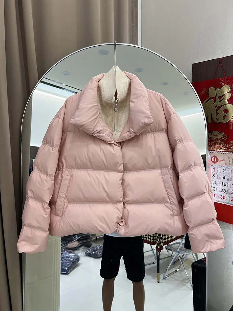 سترة نسائية شتوية جديدة موديل 2025 ذات ياقة ثابتة بلون سادة وبسيطة على الطراز الكوري سترة بيضاء مبطنة للأسفل