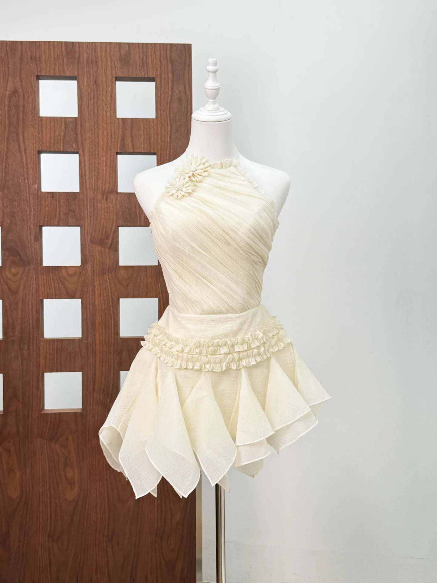 레오삭스 2025 여름 신상 홀터넥 3D 플라워 레이스 퍼프 숏 드레스, 달콤한 연령 감소 효과의 허리 조절 드레스