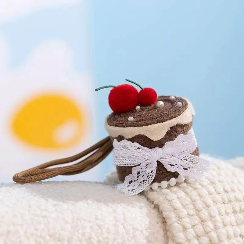 أحدث الكرز كعكة حقيبة الظهر قلادة المفاتيح Kawaii محشوة ألعاب من نسيج مخملي دمية الكرتون أنيمي لطيف هدية لصديقة متعة دمية