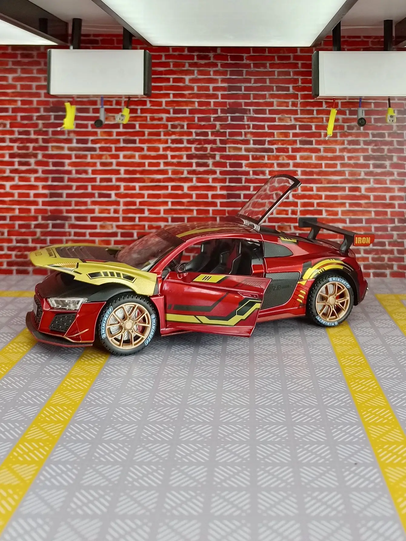 

1:24 R8 racing alloy car model ornaments pull back acousto-optic children's toy car with rich details, fine workmanship