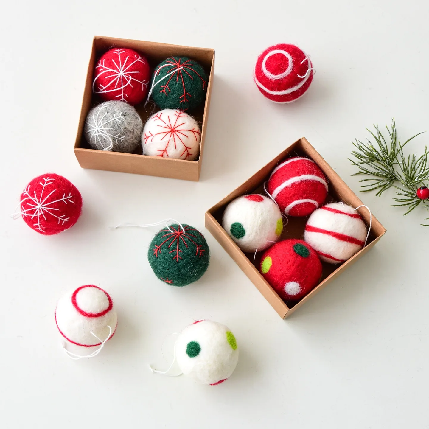 

4PCS Handmade Felt Christmas Ball Ornaments Snowflake Christmas Tree Party Decoration Christmas Spheres Pendant Gift Set