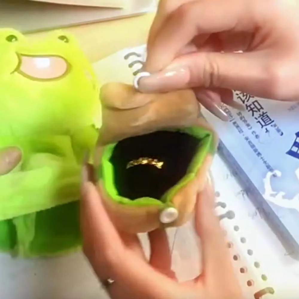 

2pcs/set Bag Charm Cute Frog Gift Bag Keychain Surprising Cartoon Animal Gift Ring Box Green Furry White Cat Pendant Friends
