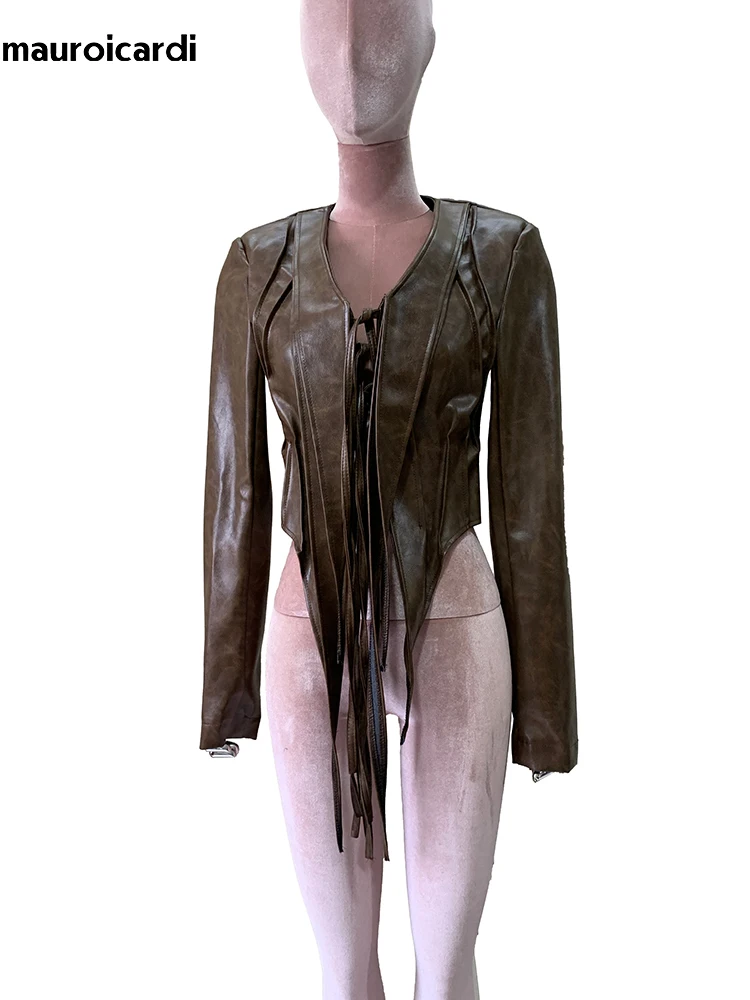 Mauroicardi 秋ショートフリンジディストレストブラウン Pu レザー非対称ジャケット女性タッセル V ネック高級デザイナー服