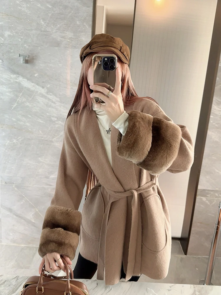 

The 2025 new lace-up waist-cinching coat with cuffs made of rabbit fur, a fashionable and stylish mid-length overcoat