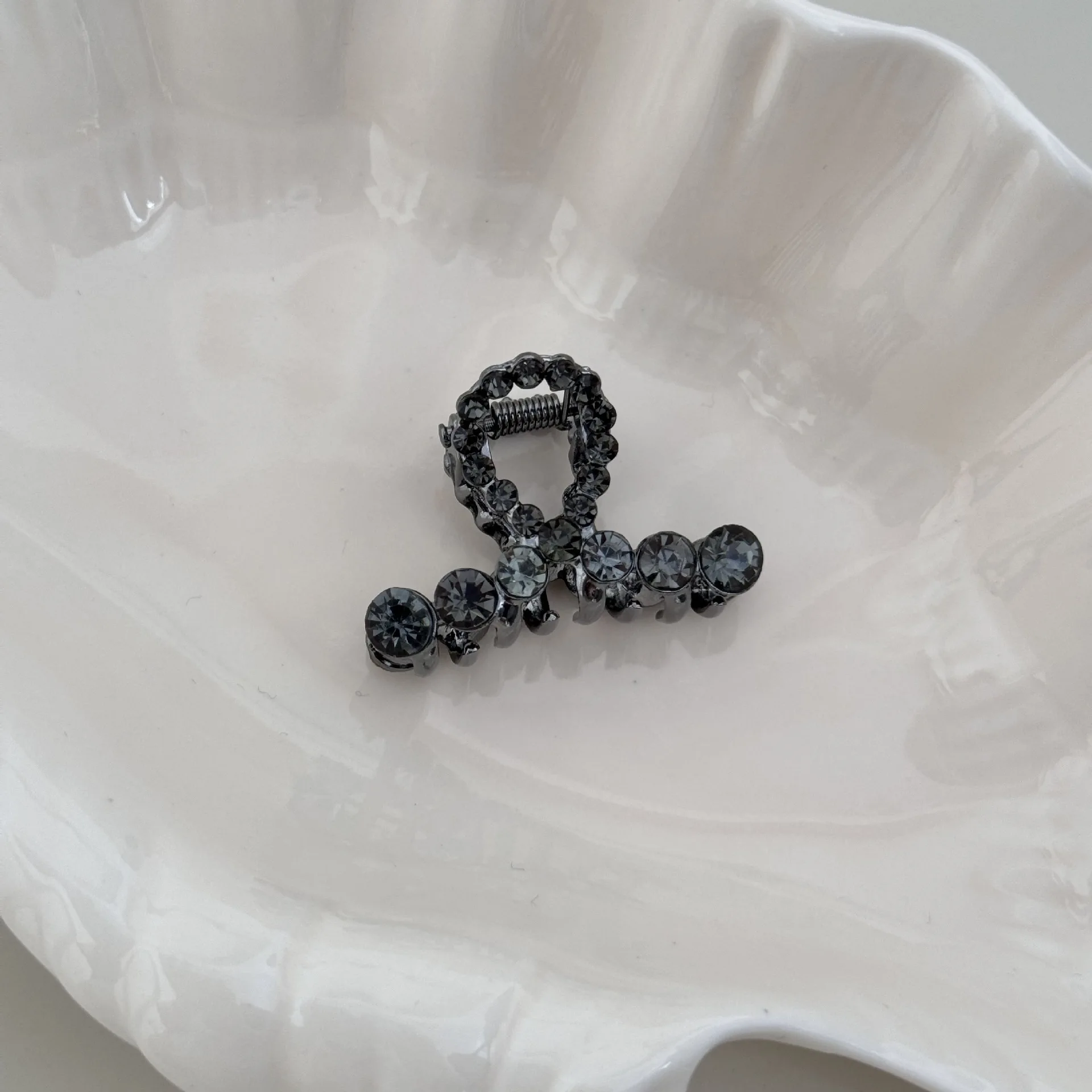 High-End Hair Clips 2025 New Bangs Pearl Shark Small Grab Clip Female Back of the Head Spoon Clip Half Tie Hair Accessories
