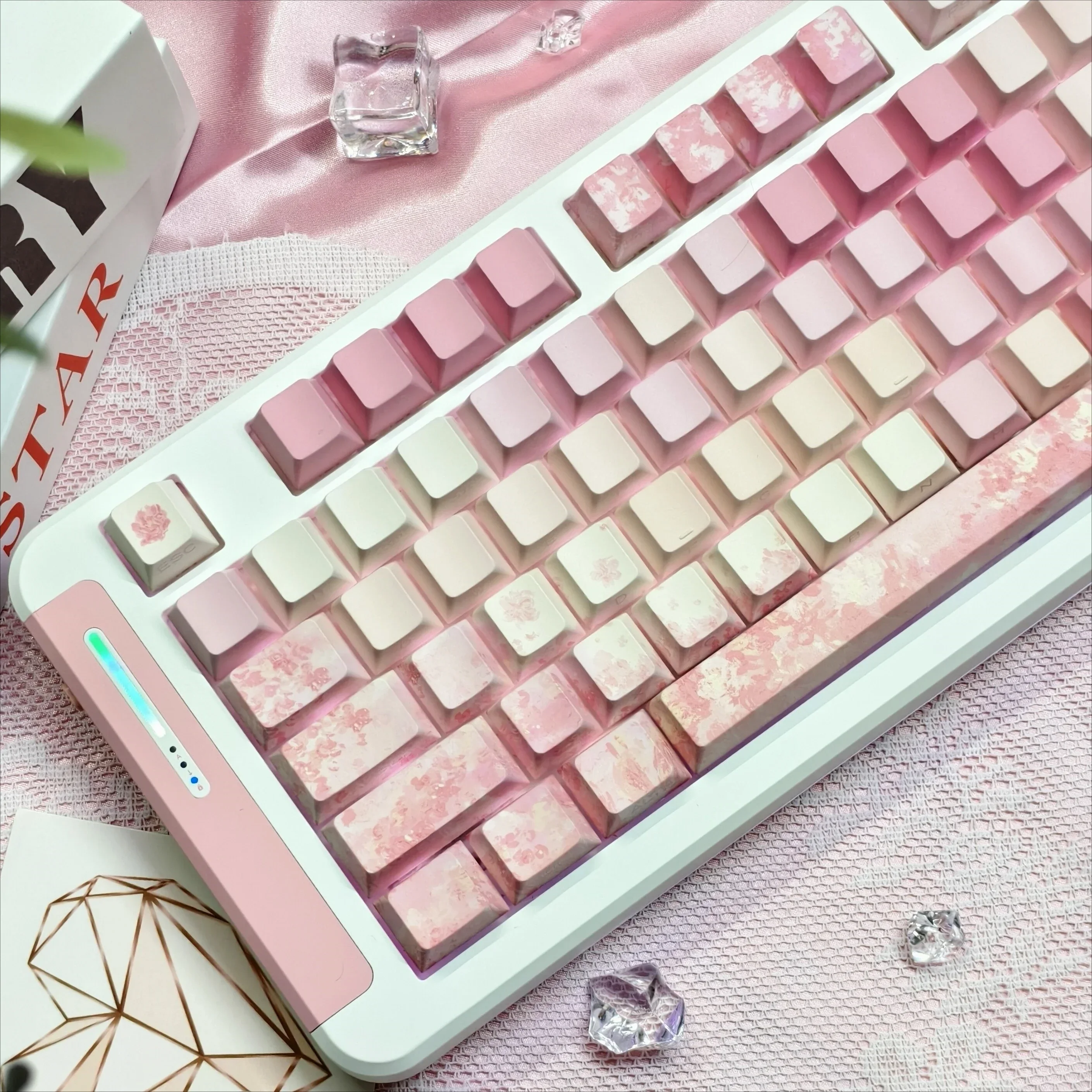 

Sakura pink side engraved transparent keycap is engraved with original factory height cute, suitable for mechanical keyboard key