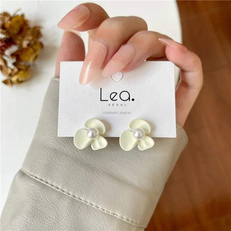 

Korean Imitation White Pearl Flower Clip Earrings Without Piercing Hole Women Small Simple Three Petal Flower Ear Clips Earrings