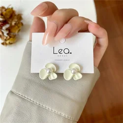 Korean Imitation White Pearl Flower Clip Earrings Without Piercing Hole Women Small Simple Three Petal Flower Ear Clips Earrings