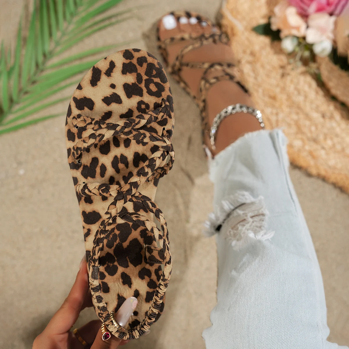 Casual vacation style beach sandals, round-toe flat leopard print sandals