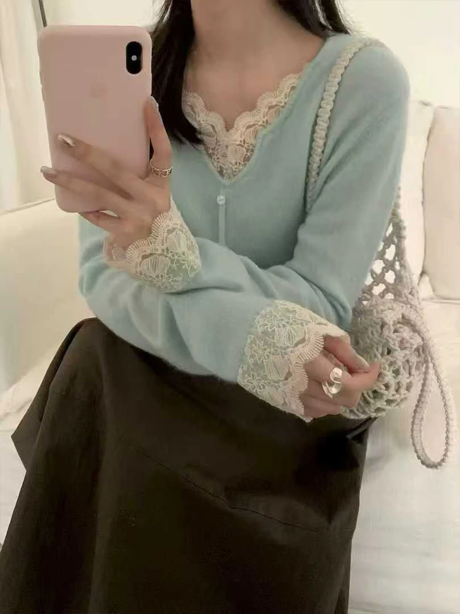 เสื้อสเวตเตอร์ถักไหมพรมทรงหลวม แต่งลูกไม้สไตล์เกาหลี สำหรับผู้หญิง ฤดูใบไม้ร่วง ฤดูหนาว ให้ความรู้สึกหรูหรา ใช้เป็นเสื้อตัวในได้