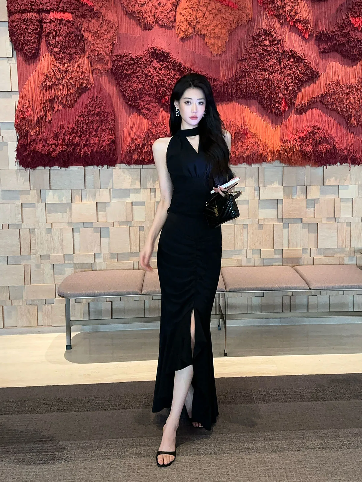 

Элегантный черный топ с открытыми плечами и V-образным вырезом, модная универсальная женская футболка, подходящая для различных случаев, таких как вечеринки.