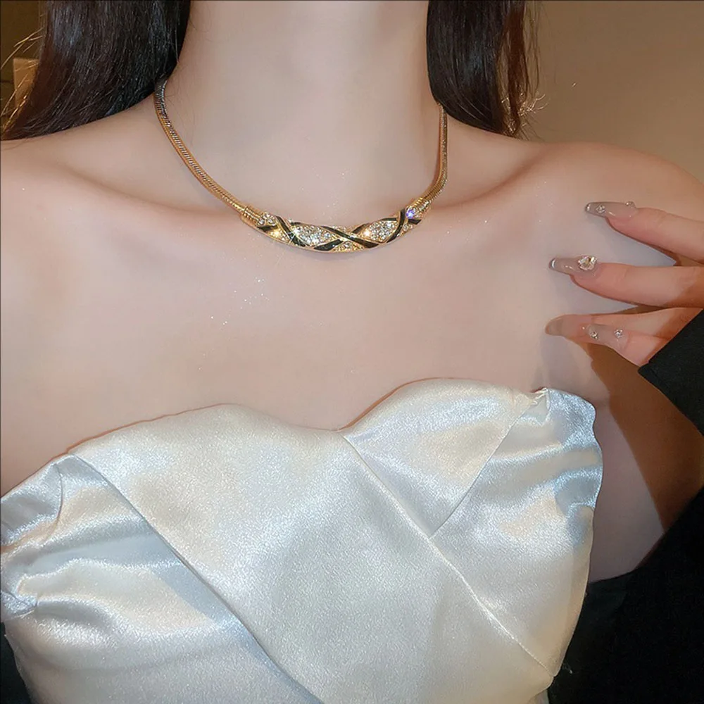 

Arc-shaped Crystal-encrusted Oil-dripping Necklace Retro Light Luxury Fashionable And High-end Jewelry For Women Girls