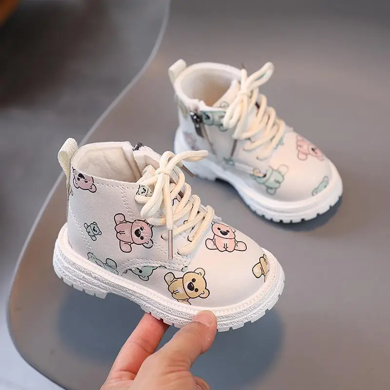 

Новинка Осень-зима 2023, детские плюшевые ботинки с мультяшным медведем, детские Нескользящие ботильоны с резиновой подошвой, модная обувь для девочек