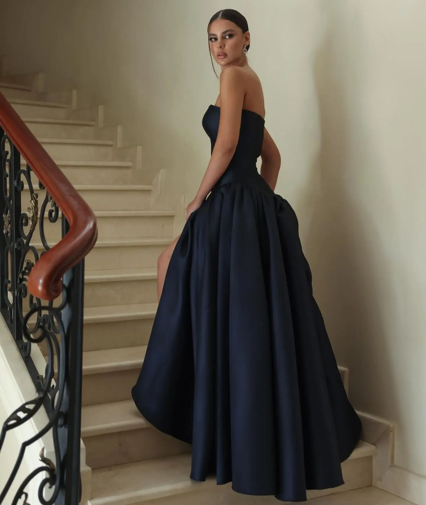 Sharon Said Marineblaues Satin-Abendkleid, trägerlos, tailliert, mit Korsett, geraffter Taille, voluminöses A-Linien-Formal-Partykleid SF480 Custo – Detail 7