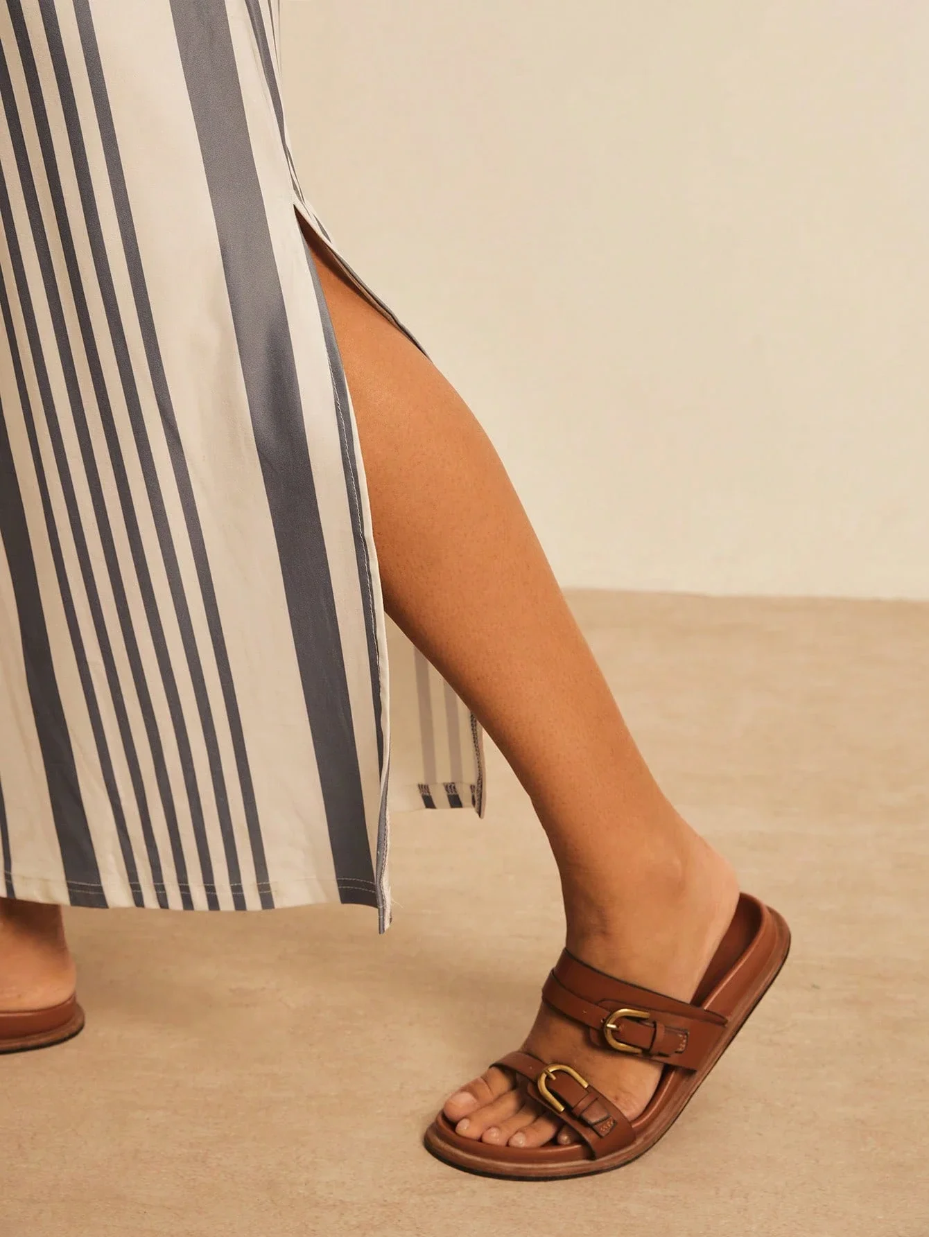 

Платье в стиле бохо с полосками, короткими рукавами и боковым разрезом для летнего пляжного отдыха