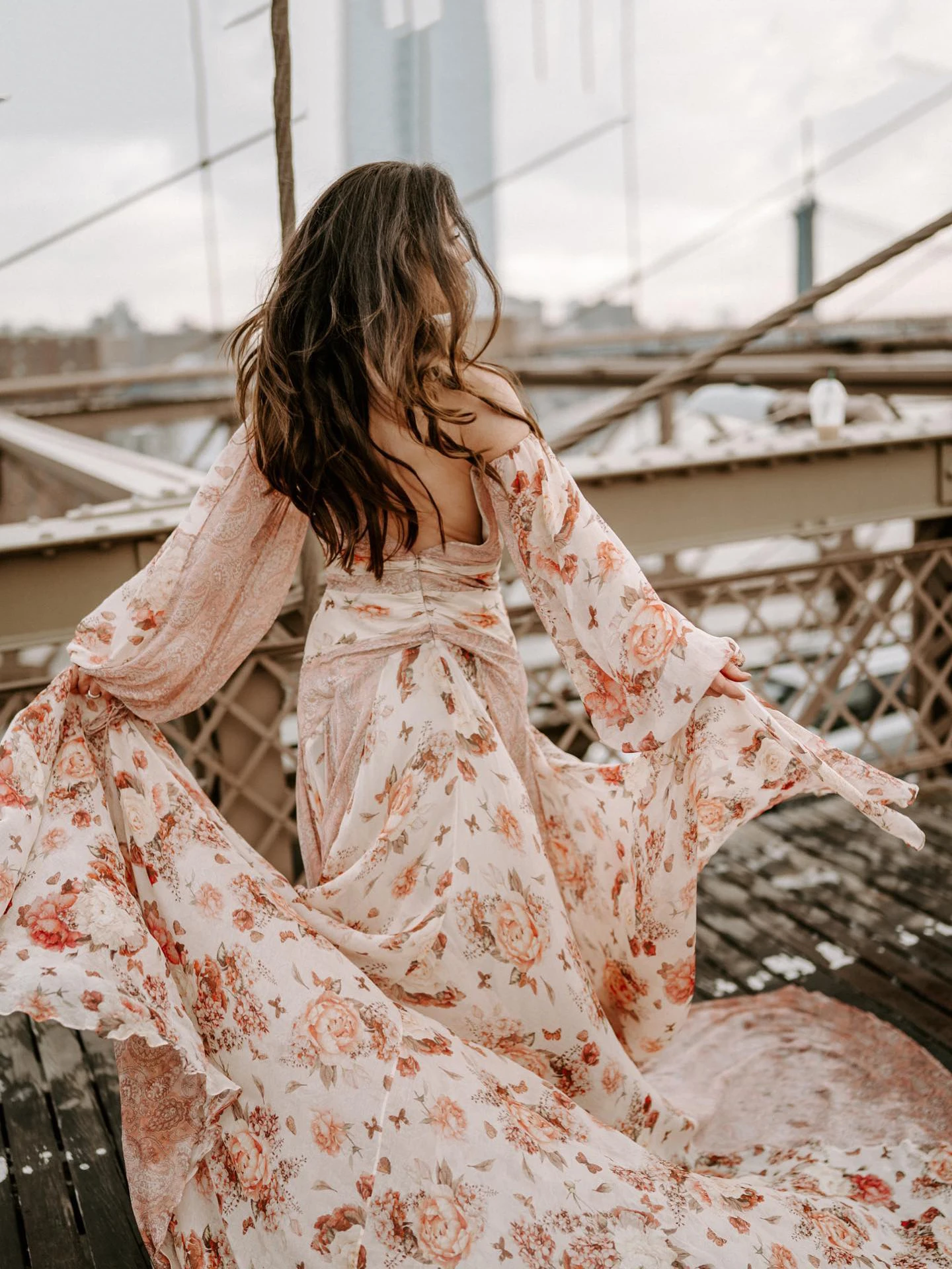 Vestido de novia de gasa fruncido con estampado Floral y mangas largas abullonadas, vestidos de novia bohemios de estilo bohemio rosa con recorte bajo personalizado