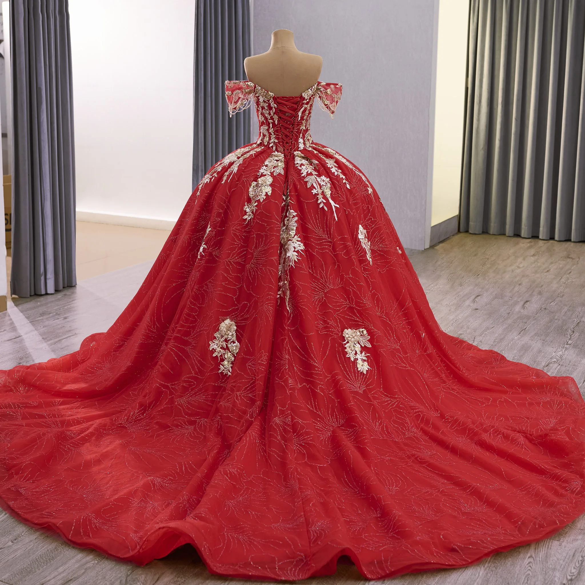 فستان كوينسيانيرا باللون الأحمر من Rosymae فستان مكشوف الكتفين مع كتف مفتوح مع لؤلؤ متلألئ فستان رومانسي