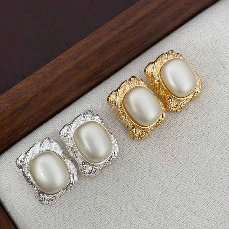 Retro texture rectangular bead stud earrings women's French medieval pearl earrings gold and silver two-color light luxury