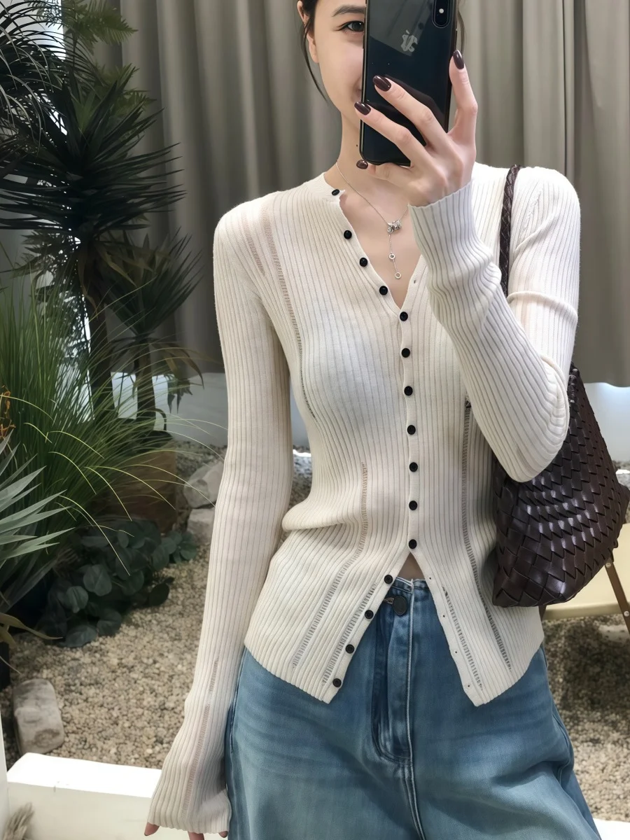 เสื้อถักทรงเข้ารูป แขนยาว คอวี สำหรับผู้หญิง ต้นฤดูใบไม้ร่วง 2025 รุ่นใหม่ เสื้อซับใน เสื้อชั้นใน สไตล์ฝรั่งเศส ผ้าโพลีเอสเตอร์...