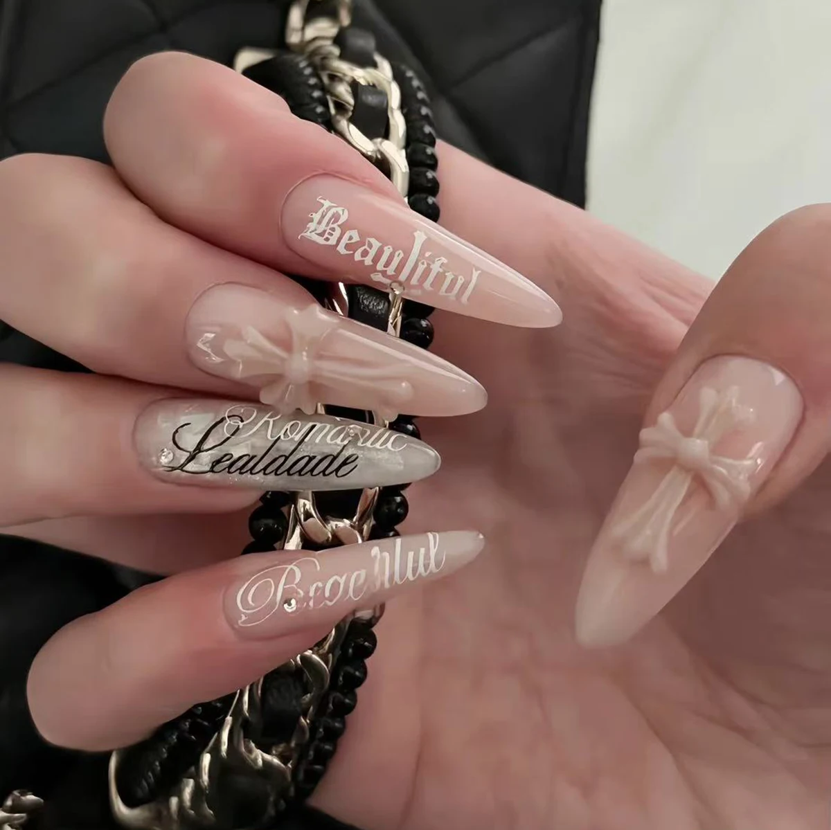 1-6 Stück weiße Gothic-Buchstaben Nagelkunst-Aufkleber Y2K Kursivschrift Englische Kalligraphie Engelsflügel Kreuz Stern Nagelaufkleber Maniküre DIY – Detail 5