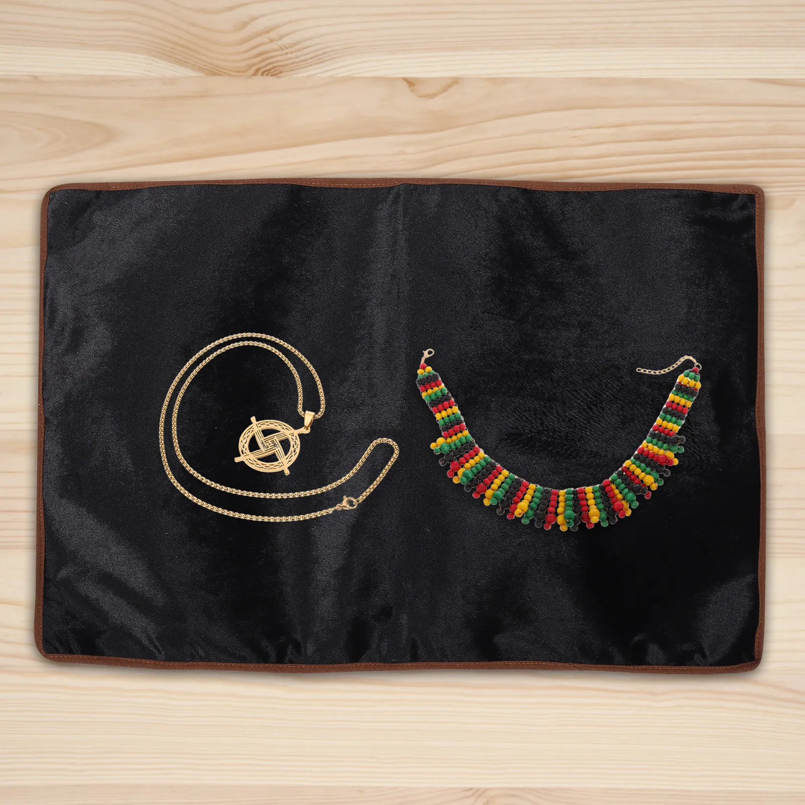 

Dual-Sided Soft Jewelry Display Cloth Black Lightweight Showcase Pad for Rings Necklaces Bracelets Earrings Jewelry Tray Insert