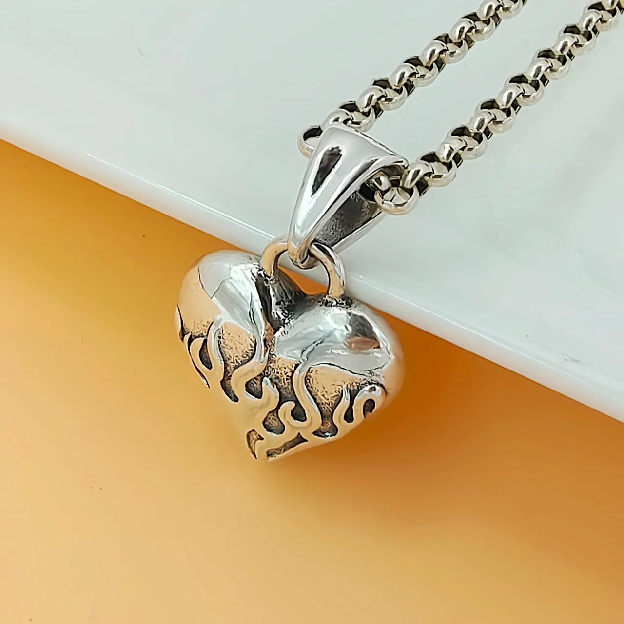 

Retrofashionstylishnecklaceniche stylesense of designcasuals925 sterling silver double-sided flame heart pendant