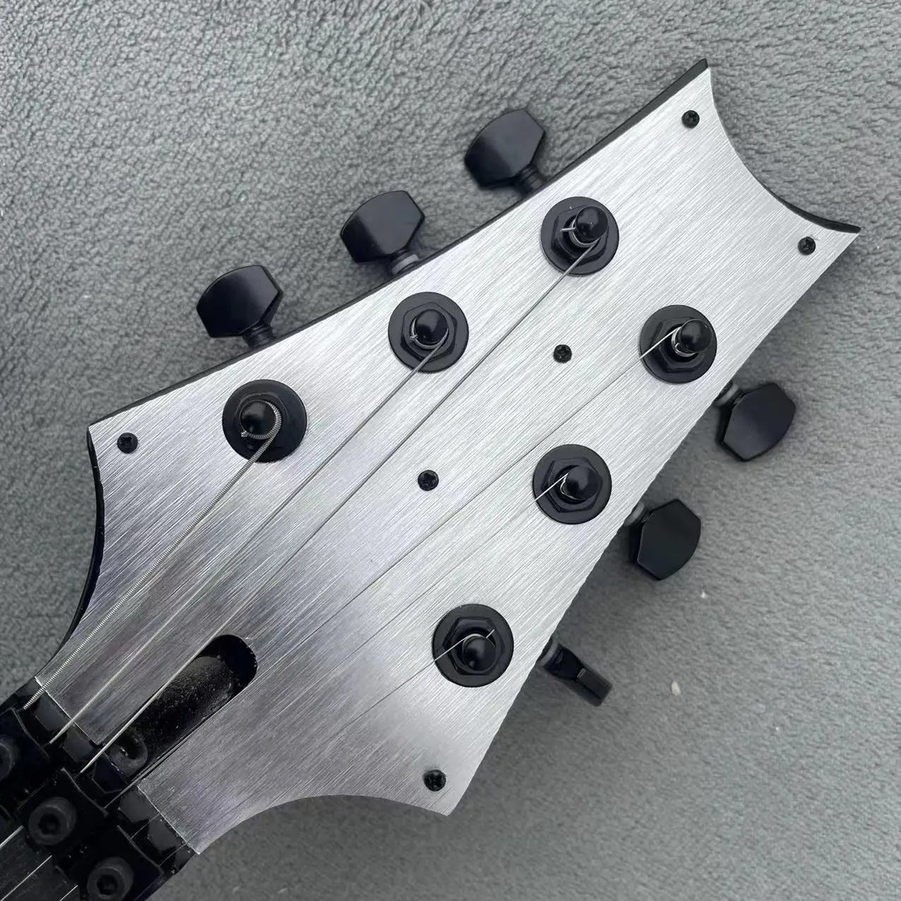 Guitarra Eléctrica irregular de 6 cuerdas, brillo de altura de guitarra negra, panel protector de aluminio y plástico cepillado, real pi de fábrica