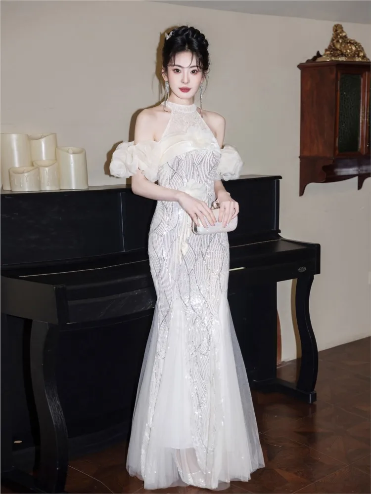 A light luxury and niche adult host with halter-neck design fishtail toasting student flash dress