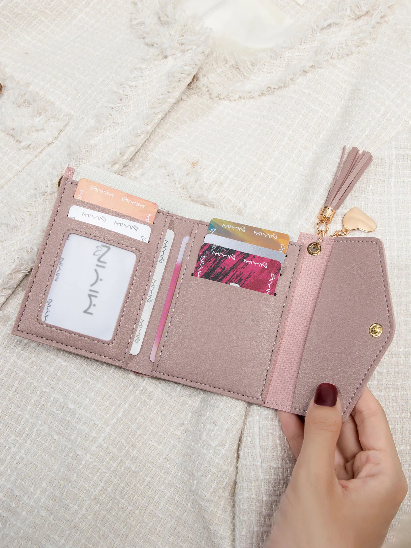 Kompakte Damen-Clutch-Geldbörse, schlankes Schwarz, tragbare Geldbörse mit goldfarbenem Druckknopfverschluss und Quastendetail, leichte Mini-Geldbörse – Detail 15