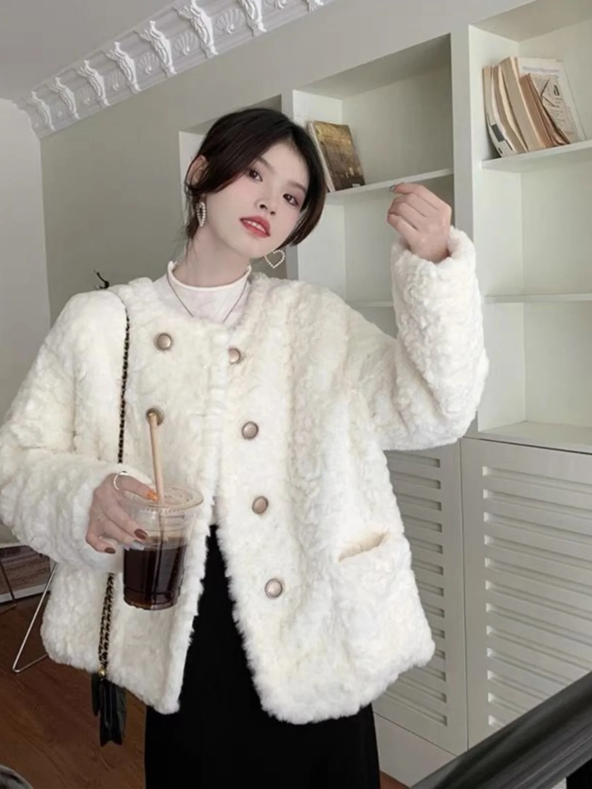 

Женская модная зимняя утепленная короткая куртка Ele Lady из овечьей шерсти 2024 года с круглым вырезом, двойной застежкой на пуговицах, прямого кроя