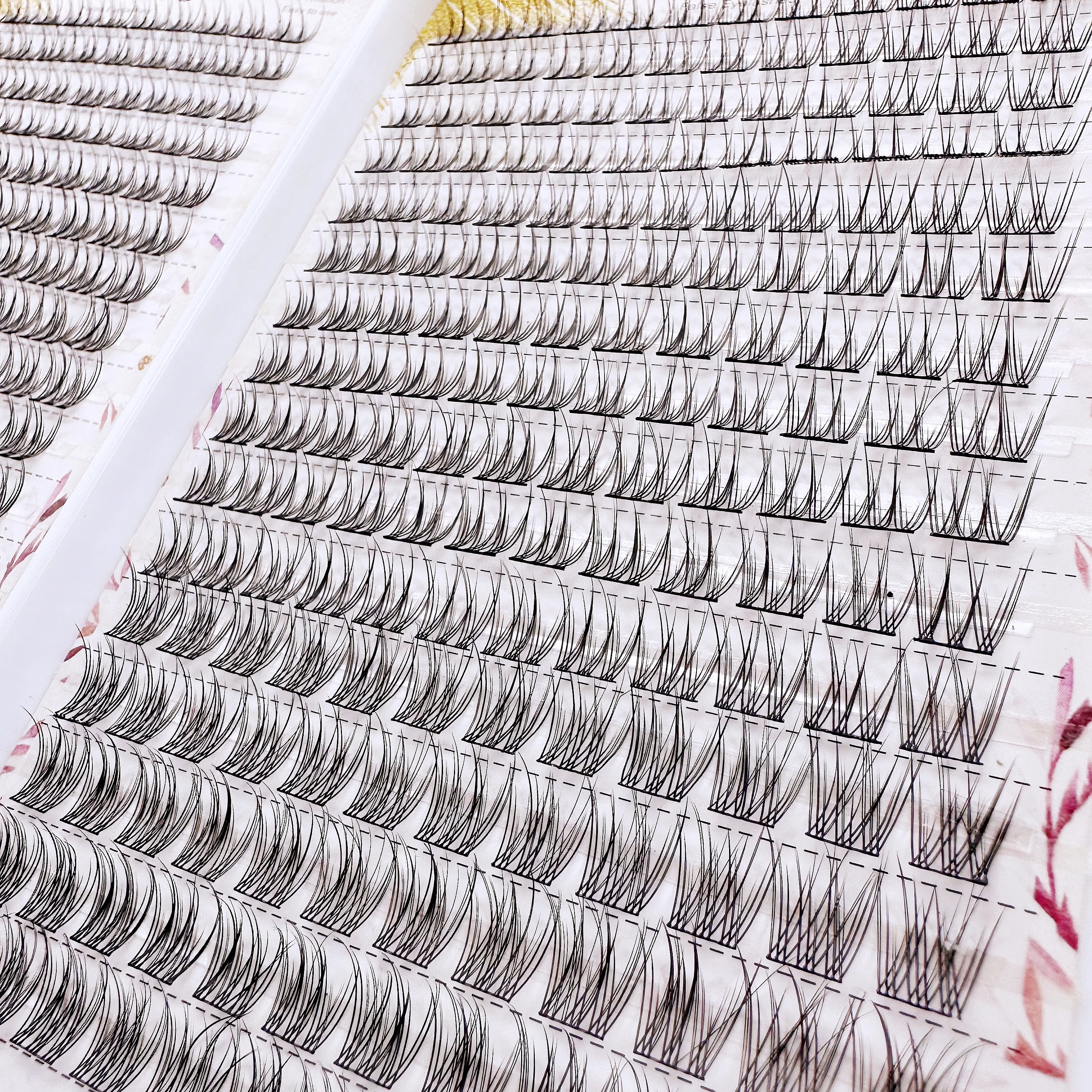 Un libro de 384 pestañas en grupos, con pestañas individuales riutilizzabili e un diseño delgado de cola de pez cruz. Figlio sorriso