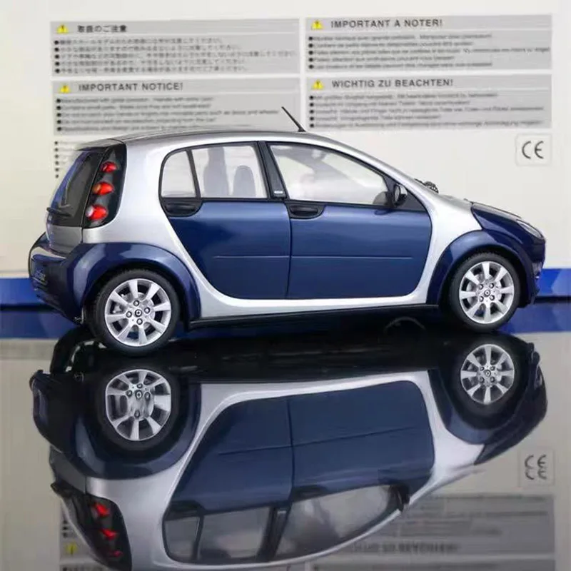 Kyosho Die-cast 1:18 Scale Benz Smart Forfour Simulation Alloy Static Car Model Fans Collection Home Decoration Metal Ornaments