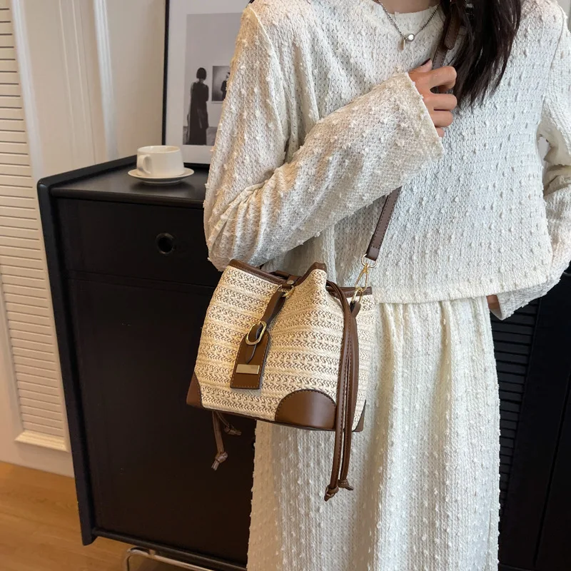 

Женская сумка-кроссбоди из соломы с контрастными вставками в стиле ретро, модная, универсальная, для повседневного использования, отдыха и путешествий, вместительная сумка-ведро