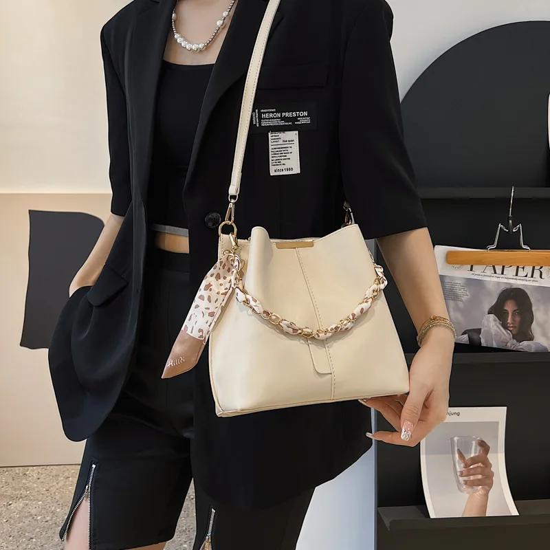 Popular Large Capacity Bucket Pack Summer New Fashion Women Crossbody Bags Casual Commuting Chains Single Shoulder Bag