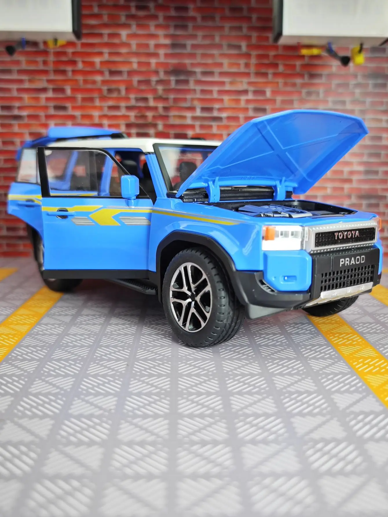 1:24 modelo de veículo off-road de liga Toyota Prado LC250, portas e capô do motor, porta-malas pode ser aberto com ornamentos de som e luz