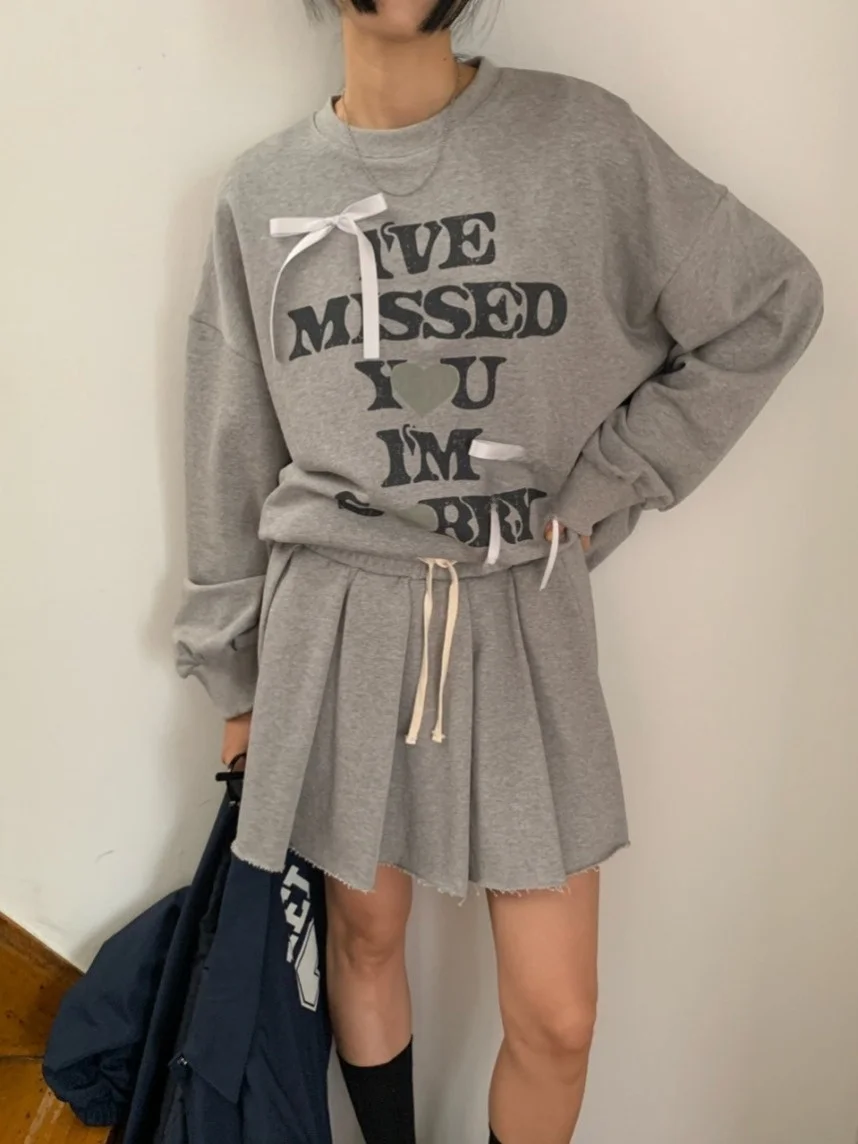 Słodki komplet damski: okrągły dekolt, nadruk z literami, bluza bez rękawów, nowa jesień, spódnica z wysokim stanem i plisami.