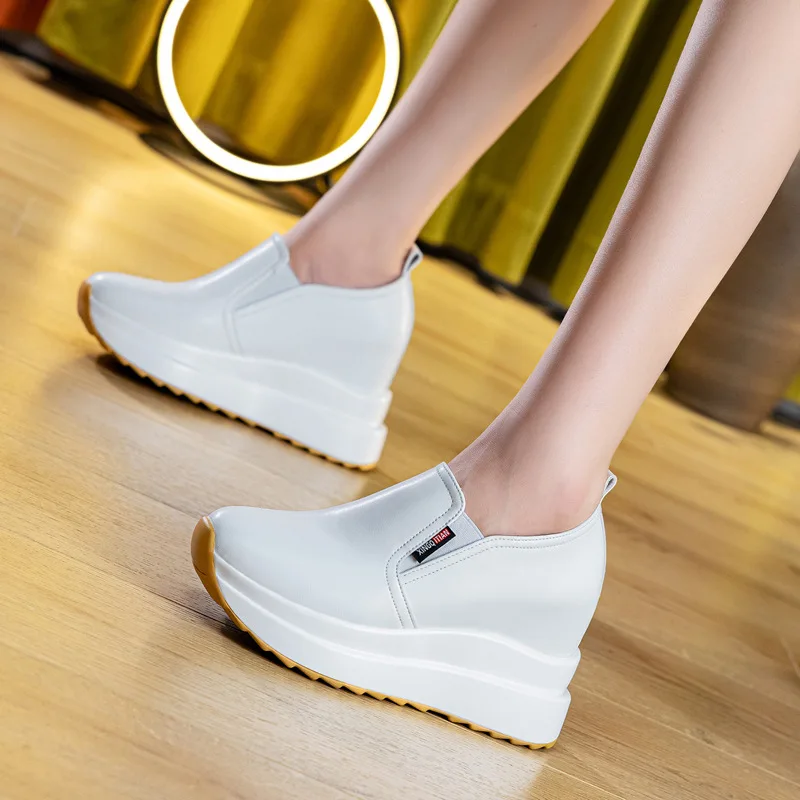 Autumn Women's Height Increasing Shoes New Lightweight and High-rise Casual White Shoes Outdoor Breathable Women's Running Shoes