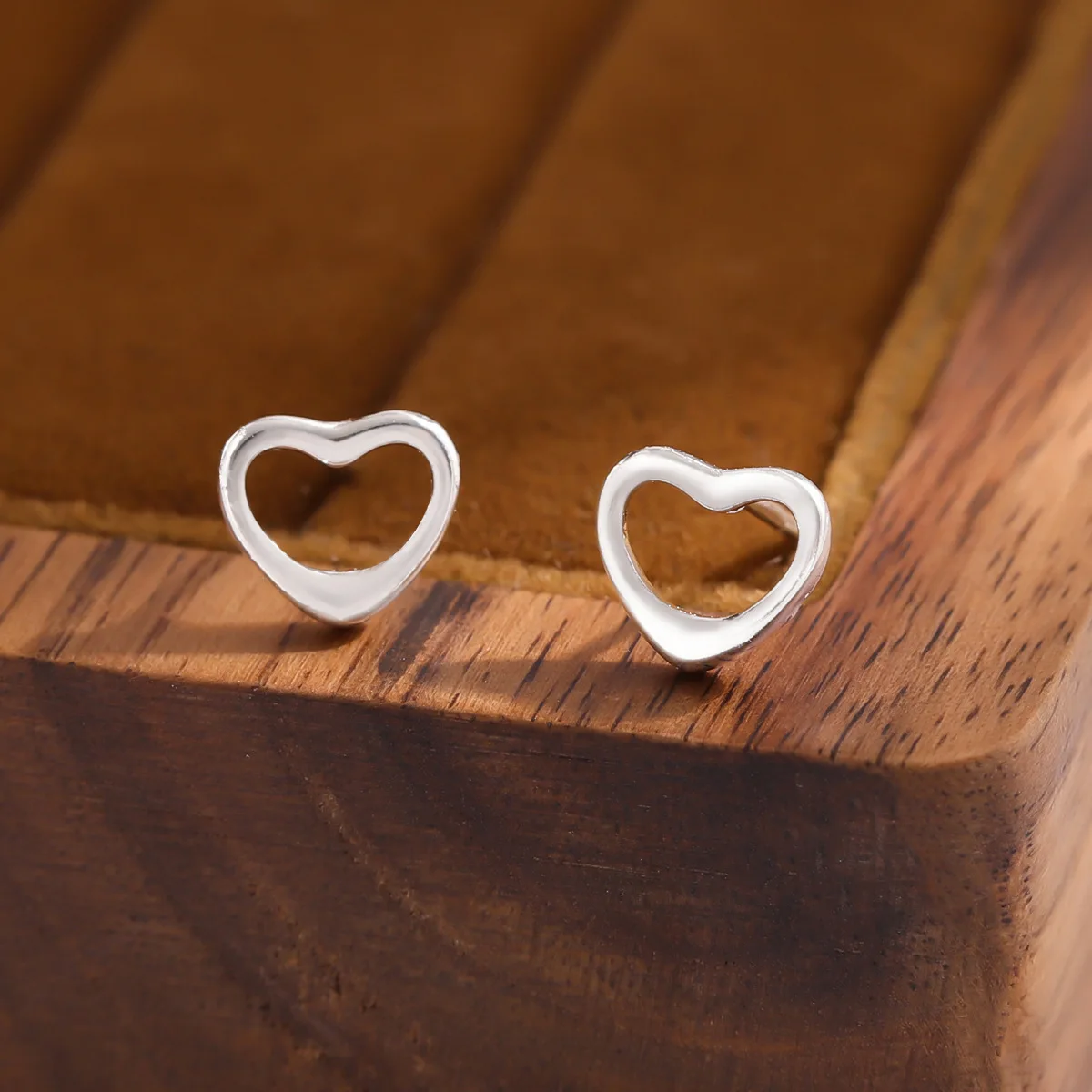 New Popular Fashion Jewelry 925 Sterling Silver Fresh Smooth Hollow Heart Stud Earrings  E198