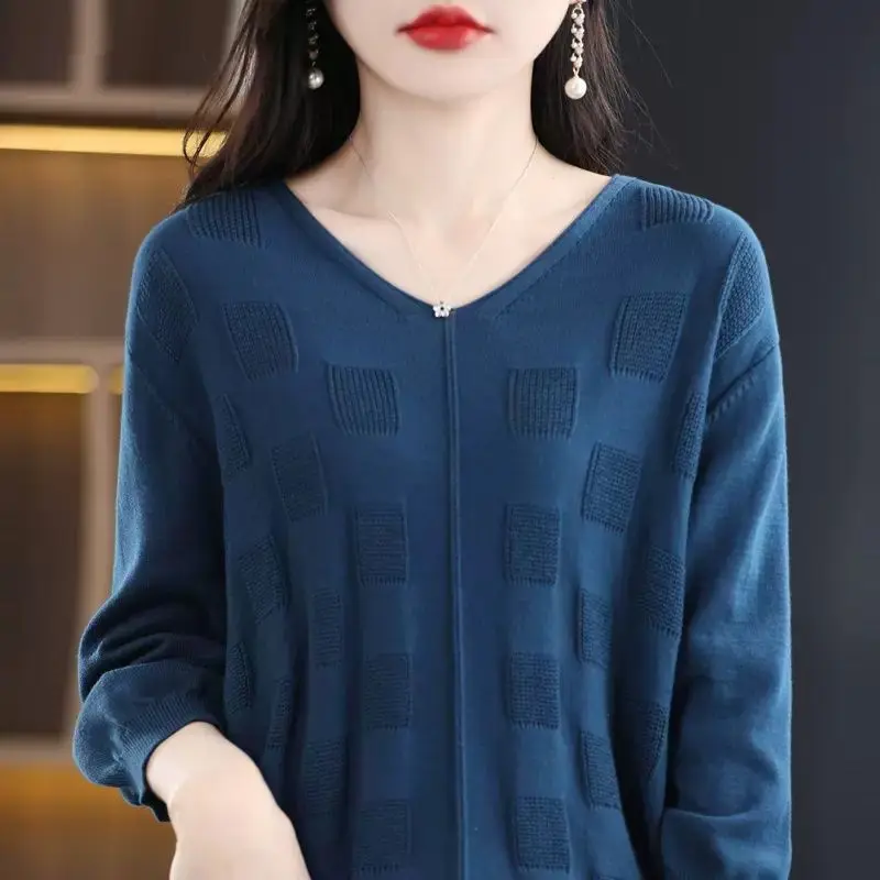 Autumn and Winter Women\'s Pullover Solid V-neck 3/4 Sleeve Bright Line Decoration Sweater Knitted Underlay Fashion Loose Tops