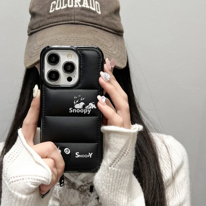 

Luxury Down Jacket cloth Cute sleep Snoopy Phone Case for IPhone 15 14 12 13 11 14 16 17 Pro Max Funny Snoopy The Puffer cover﻿﻿