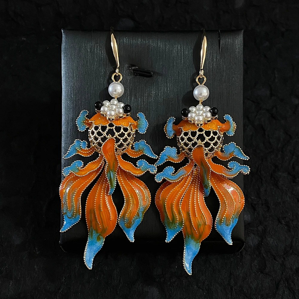 Antique style enamel koi retro elegant imitation pearl vintage hand-painted women wear earrings in daily life
